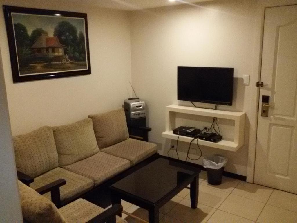 Апартаменты (Улучшенный люкс с 1 спальней) апарт-отеля Ralph Anthony Suites, Манила