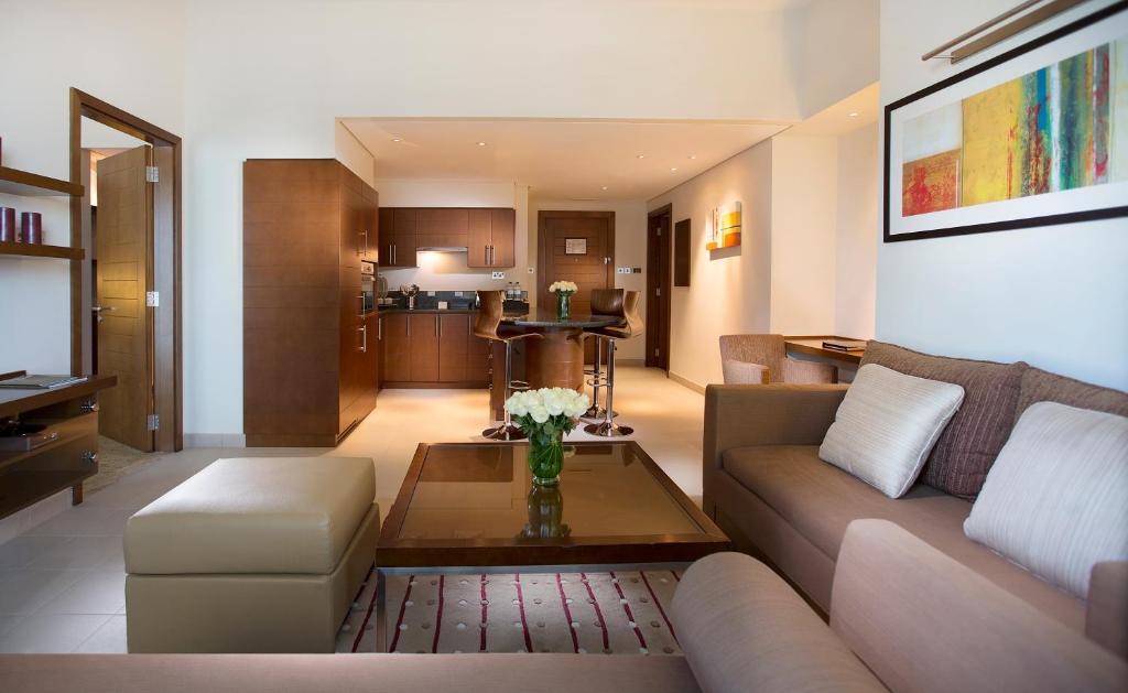 Апартаменты (Апартаменты с 2 спальнями, кроватью размера «king-size» и 2 отдельными кроватями) отеля Grand Millennium Al Wahda Abu Dhabi, Абу-Даби