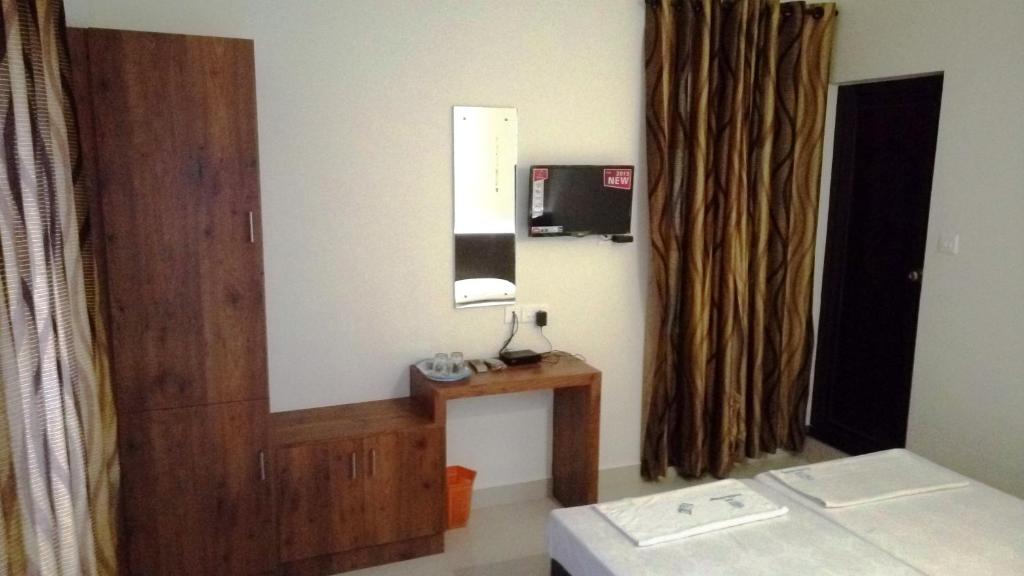 Двухместный (Двухместный номер Делюкс с 2 отдельными кроватями и вентилятором) отеля Hotel Prathiba Heritage, Тривандрум