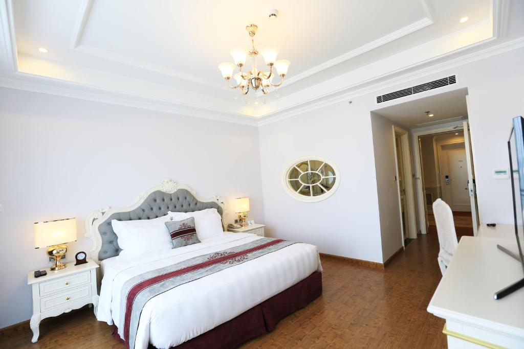 Двухместный (Номер Делюкс с кроватью размера «king-size») курортного отеля Vinpearl Ha Long Bay Resort, Халонг