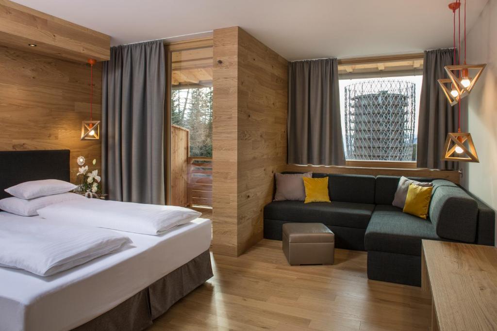 Двухместный (Двухместный номер Делюкс с 1 кроватью (для 2 взрослых и 2 детей)) отеля Falkensteiner Hotel Cristallo, Качбергхёэ