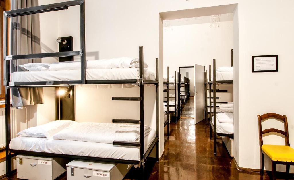 Номер (Двухъярусная кровать в общем 36-местном номере для мужчин и женщин) хостела Czech Inn, Прага