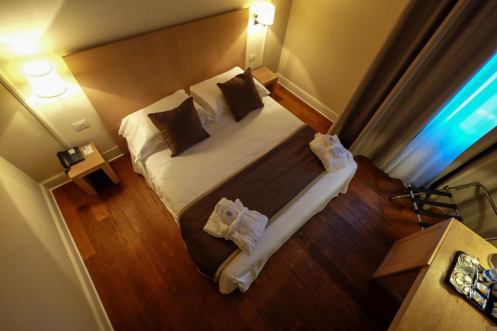 Двухместный (Улучшенный двухместный номер с 1 кроватью) отеля Hotel De La Ville, Риччоне