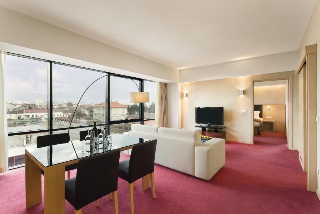 Сьюит (Роскошный люкс с кроватью размера «king-size», доступ в спа-центр включен) отеля Hotel Ramada Oradea, Орадя