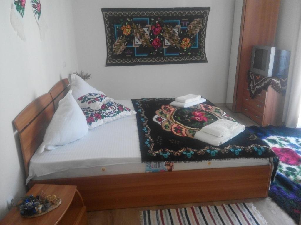 Двухместный (Двухместный номер с 1 кроватью или 2 отдельными кроватями и собственной ванной комнатой) гостевого дома Casa Bunicii, Вишеу-де-Сус