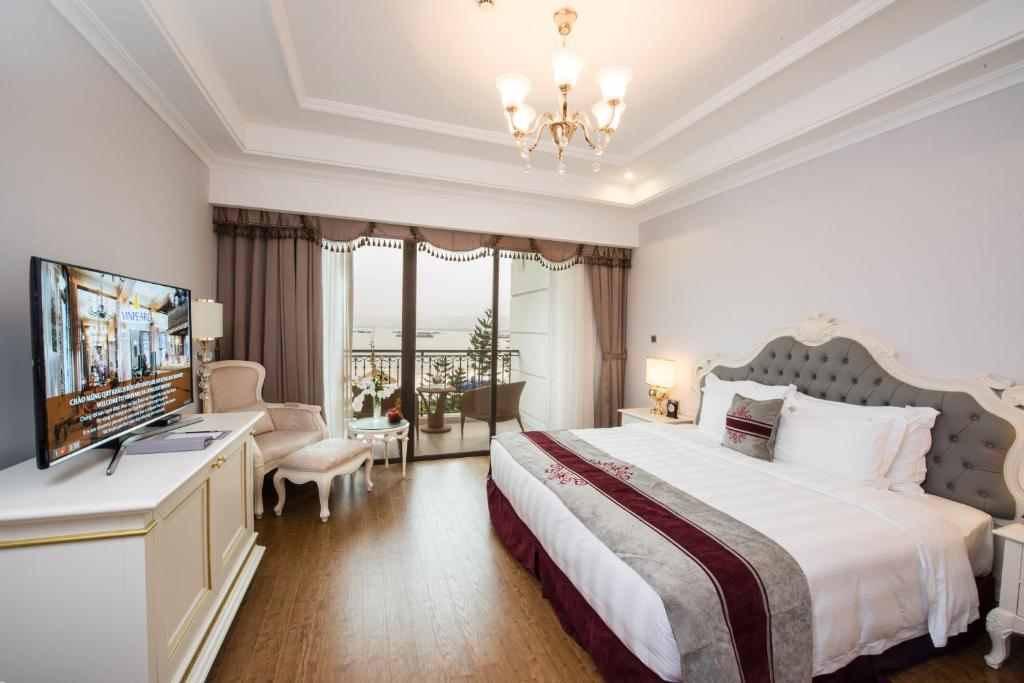 Двухместный (Номер Делюкс с кроватью размера «king-size» и видом на океан) курортного отеля Vinpearl Ha Long Bay Resort, Халонг