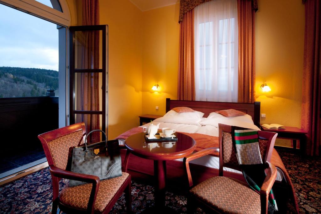 Двухместный (Двухместный номер Делюкс с 1 кроватью и балконом) отеля Chateau Monty Spa Resort, Марианские Лазне