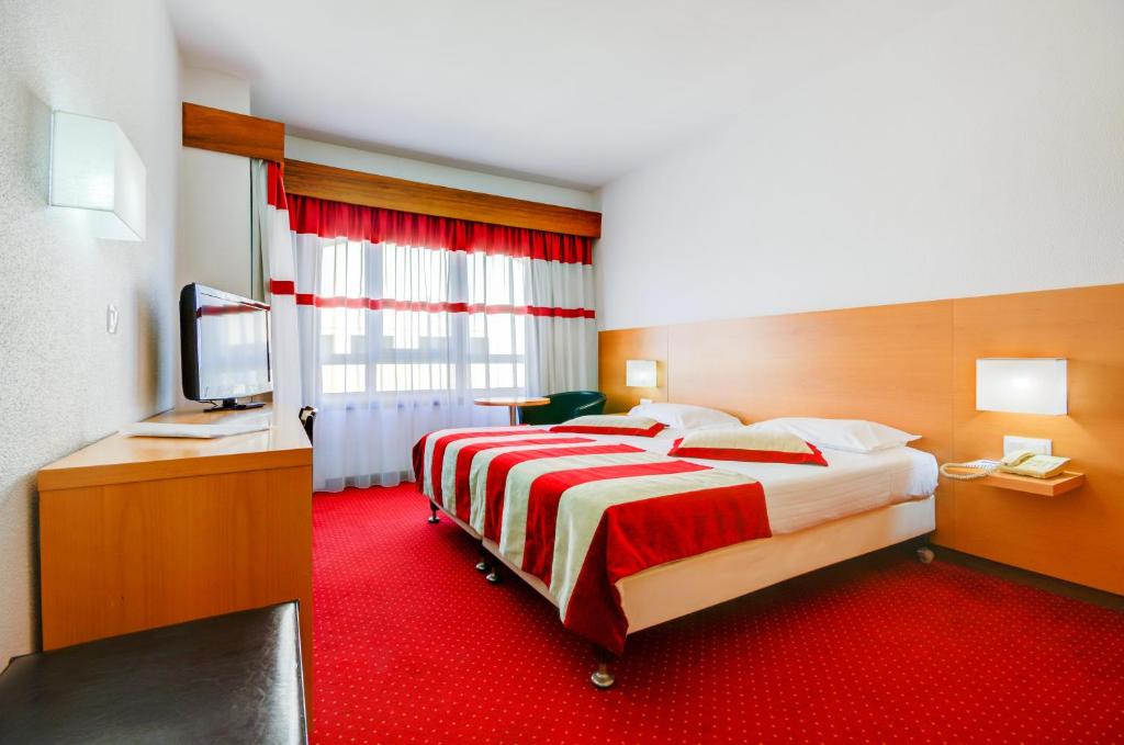 Двухместный (Двухместный номер с 2 отдельными кроватями) отеля Belver Beta Porto Hotel, Порту