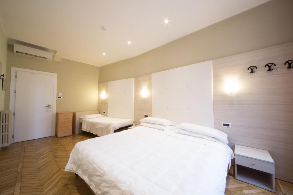 Трехместный (Улучшенный двухместный номер с 1 кроватью и дополнительной кроватью) отеля Hotel Globo & Suite, Сан-Ремо