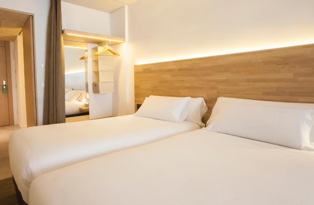 Двухместный (Улучшенный двухместный номер с 1 кроватью или 2 отдельными кроватями) отеля Hotel A Pamplona, Памплона
