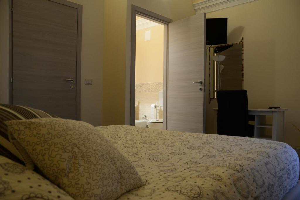 Двухместный (Двухместный номер Делюкс с 1 кроватью и балконом) отеля Catania Etnea Bed and breakfast, Катания