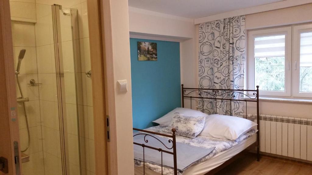 Двухместный (Двухместный номер с двуспальной кроватью и дополнительной кроватью) семейного отеля Willa Zdrój, Крыница