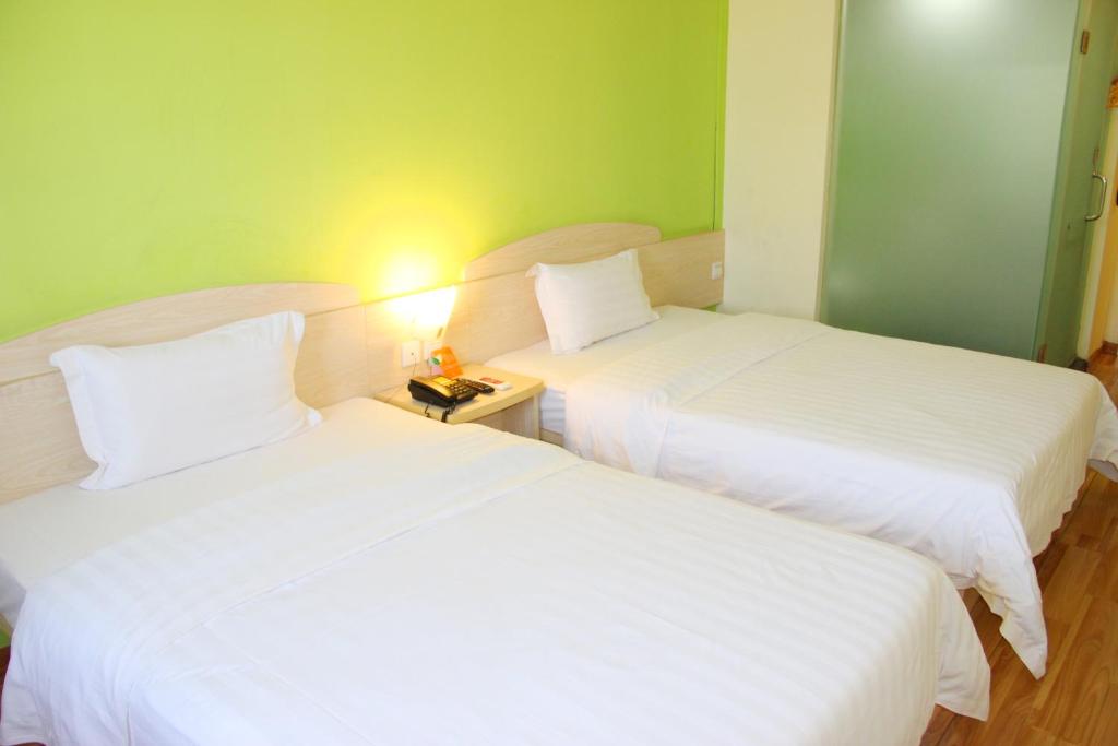 Двухместный (Специальное предложение - Двухместный номер с 2 отдельными кроватями) отеля 7Days Inn Foshan Zumiao Baihua Plaza, Фошань