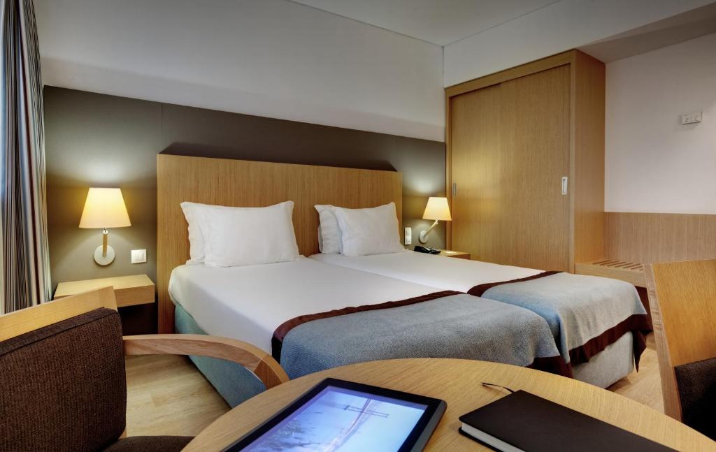 Двухместный (Улучшенный двухместный номер с 2 отдельными кроватями) отеля Mercure Lisboa Almada, Алмада