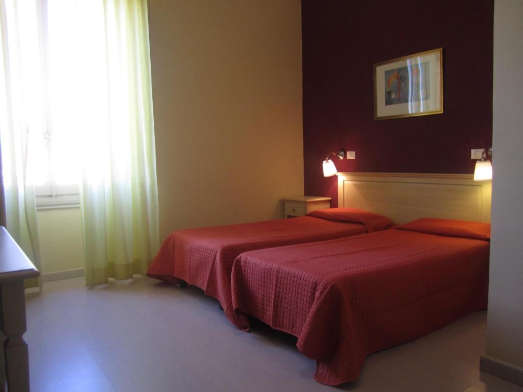 Трехместный (Трехместный номер с собственной ванной комнатой) отеля Hotel Genzianella, Флоренция