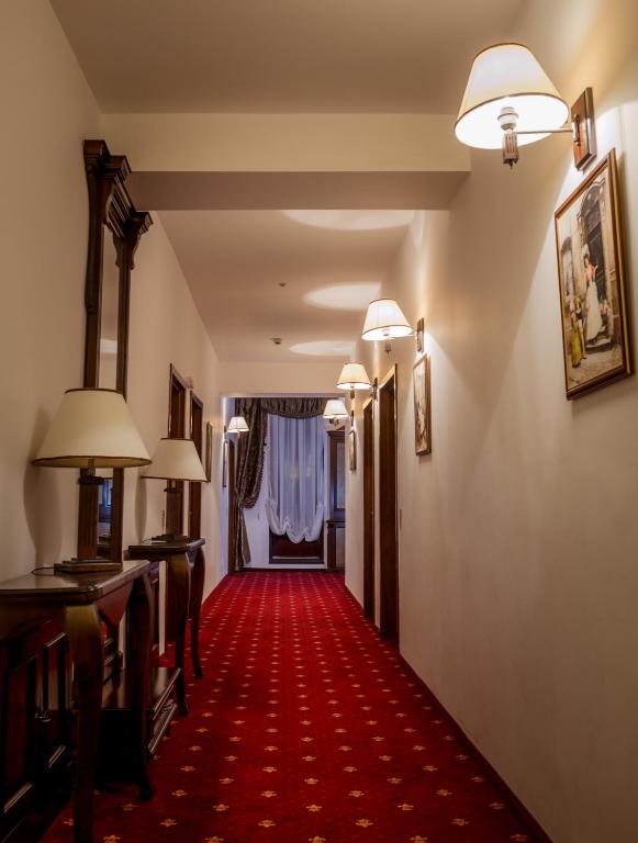 Сьюит (Улучшенный двухуровневый люкс) отеля Hotel Emire, Бран