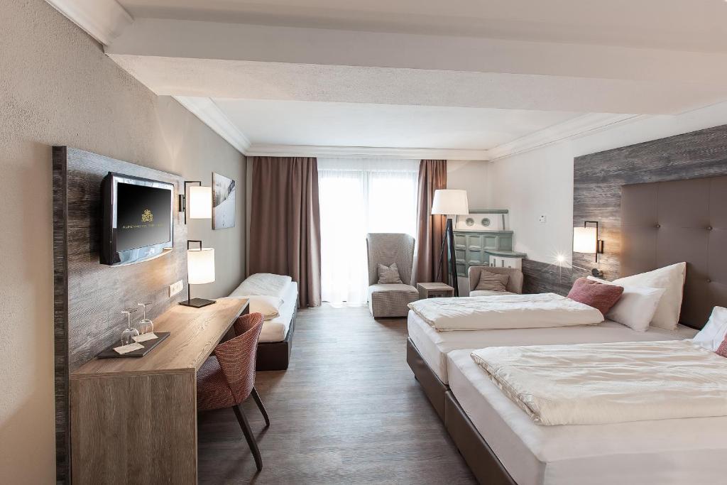Двухместный (Улучшенный двухместный номер с 1 кроватью) отеля Alpenhotel Tirolerhof, Нойштифт