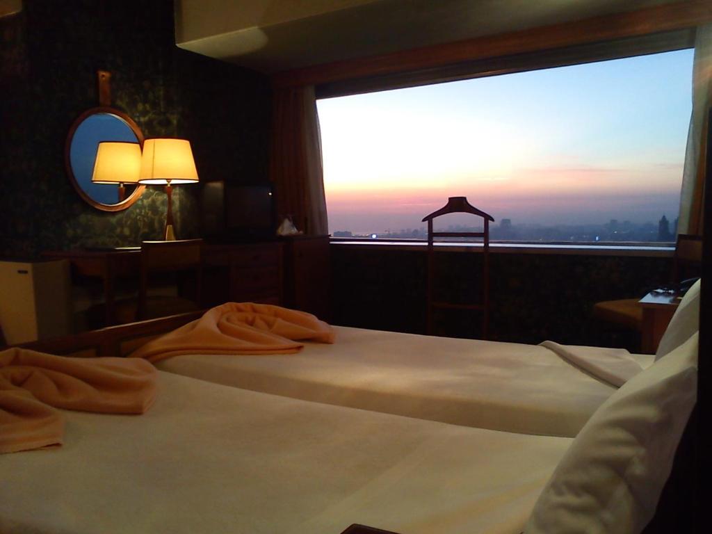 Двухместный (Угловой номер Твин с панорамным видом) отеля Hotel Miradouro, Порту