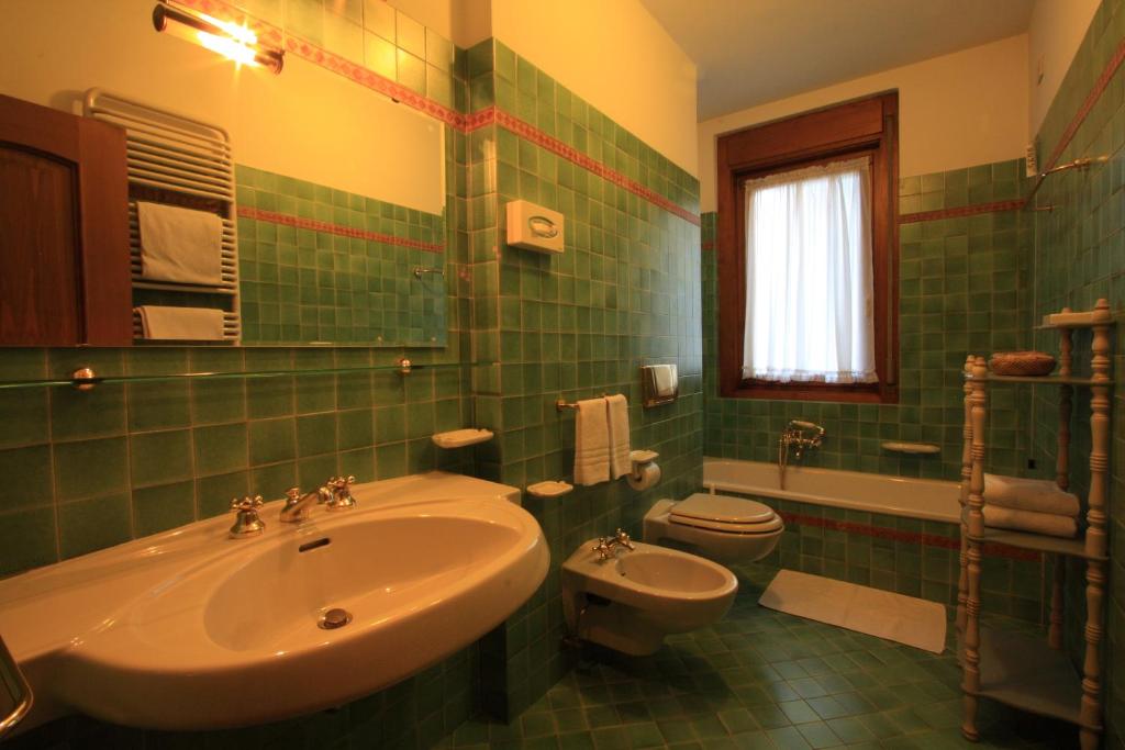 Трехместный (Двухместный номер с двуспальной кроватью и дополнительной кроватью) отеля Hotel Trieste, Кортина-д'Ампеццо