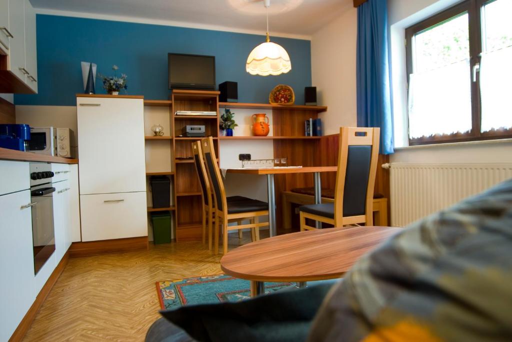 Апартаменты (Апартаменты с 2 спальнями) гостевого дома Alpenpension Birkenhof, Гмунден