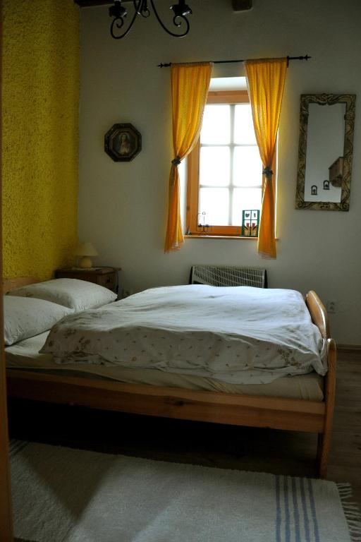 Двухместный (Двухместный номер с 1 кроватью и общей ванной комнатой) гостевого дома Chalupa Sonja, Лучки