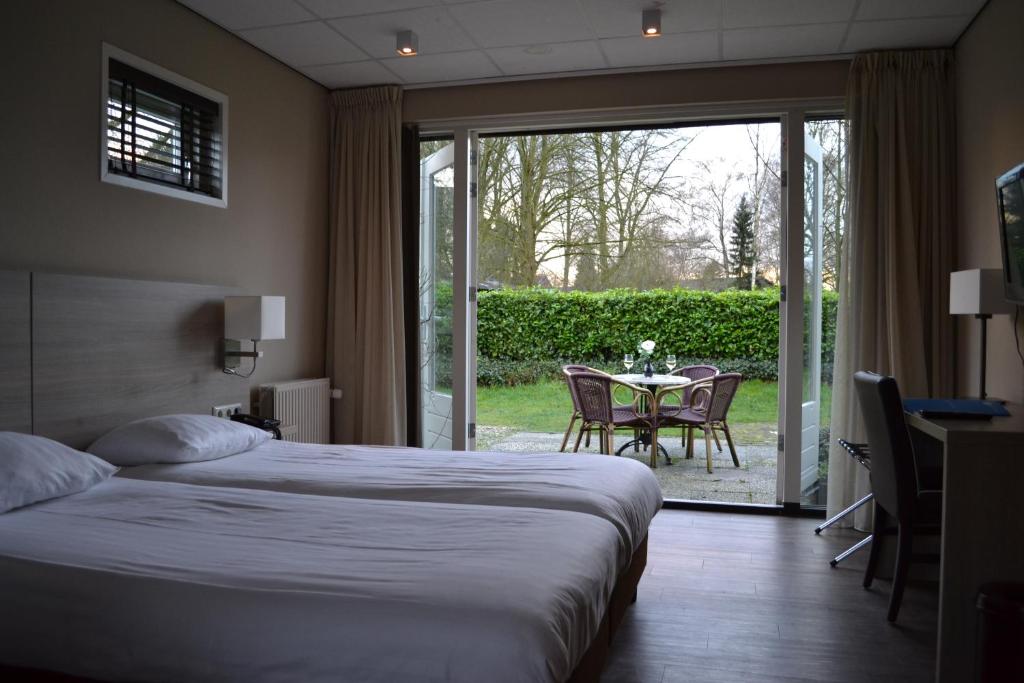 Двухместный (Spacious comfort double room with terrace) отеля Fletcher Hotel Het Veluwse Bos, Арнем