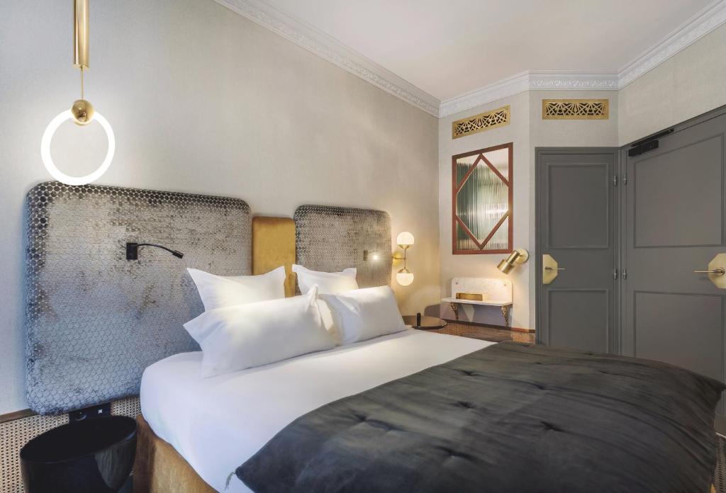Двухместный (Улучшенный двухместный номер с 1 кроватью и ванной) отеля Handsome Hotel By Elegancia, Париж