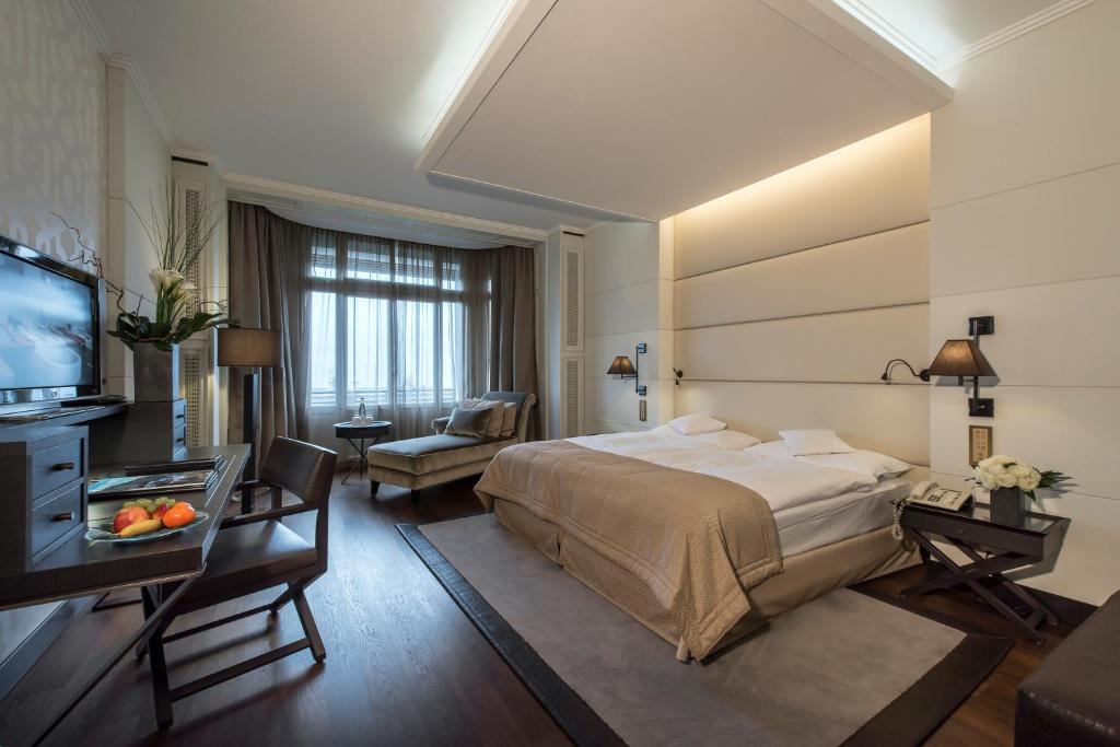 Двухместный (Двухместный номер Делюкс с 1 кроватью или 2 отдельными кроватями и видом на озеро) отеля Lausanne Palace & Spa, Лозанна