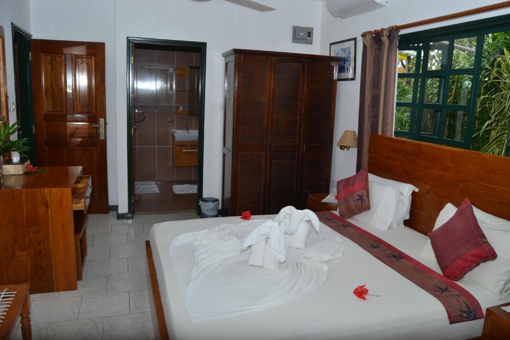 Двухместный (Двухместный номер с 2 отдельными кроватями и балконом) гостевого дома Pension Michel, Ла-Диг