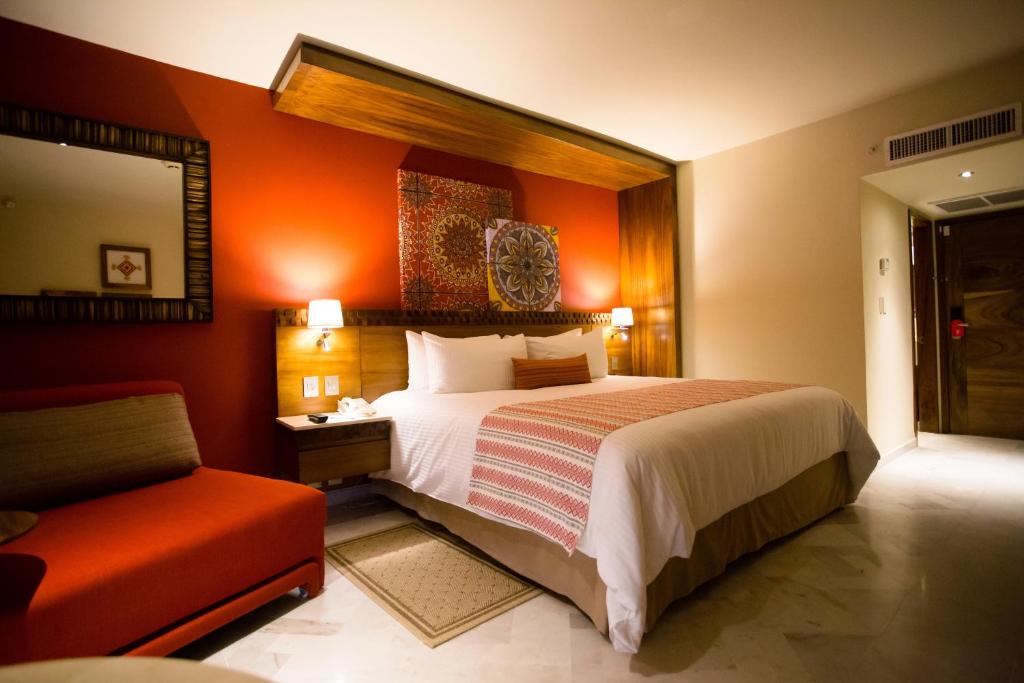 Двухместный (Номер Делюкс с кроватью размера «king-size», частичный вид на океан) курортного отеля Sunscape Puerto Vallarta Resort, Пуэрто-Вальярта