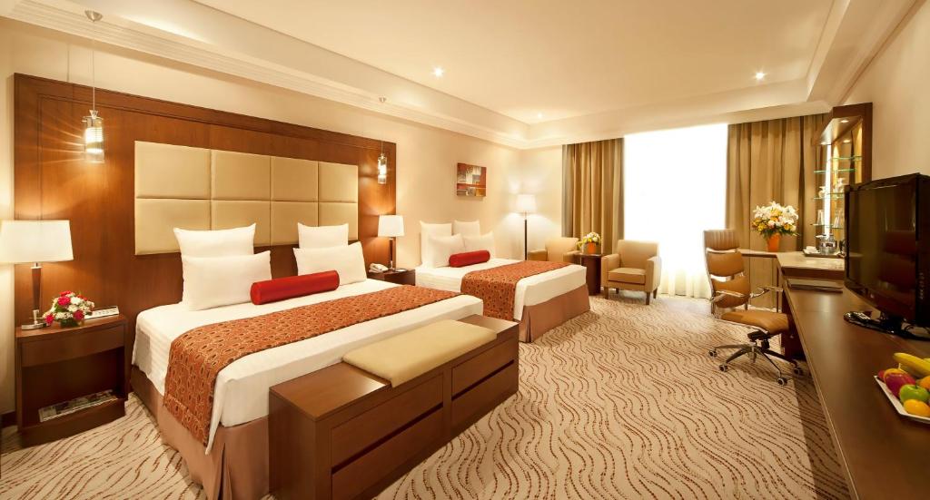 Трехместный (Улучшенный полулюкс с 2 двуспальными кроватями) отеля Park Regis Kris Kin Hotel, Дубай