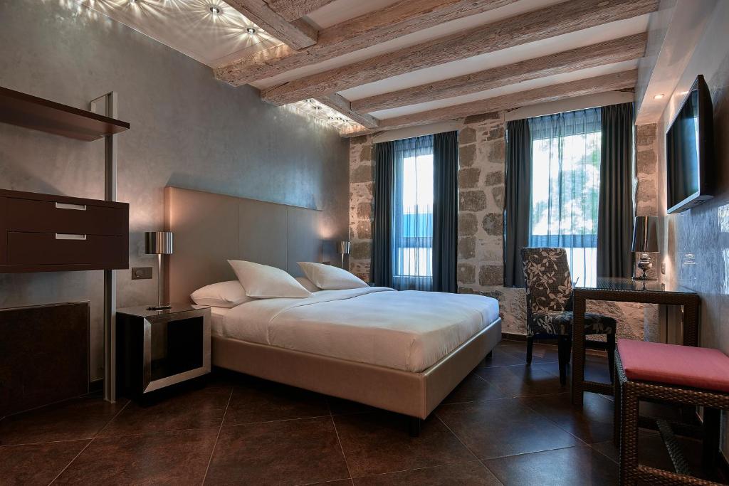 Двухместный (Улучшенный двухместный номер с 1 кроватью) отеля Hotel d'Allèves, Женева