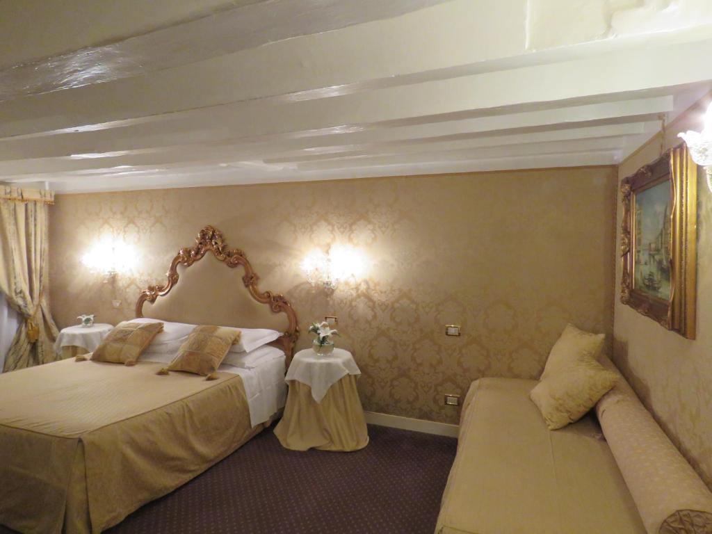 Двухместный (Стандартный двухместный номер с 1 кроватью или 2 отдельными кроватями) отеля Hotel Antico Doge, Венеция