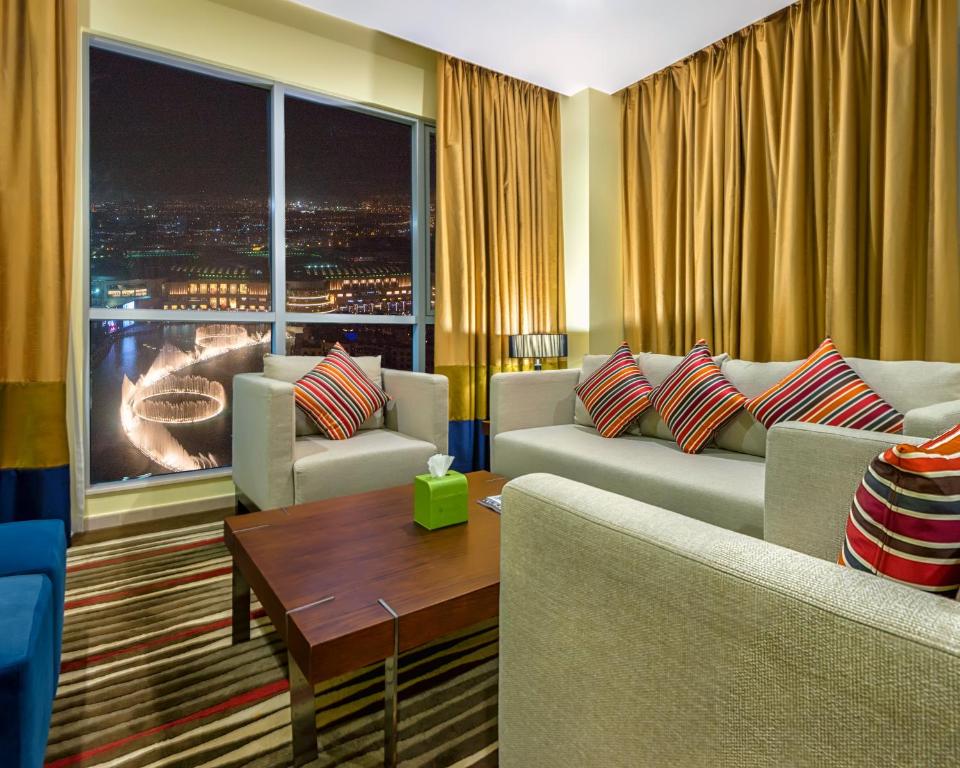 Семейный (Номер для курящих с 2 спальнями и видом на небоскреб Бурдж-Халифа) апарт-отеля Ramada Downtown Dubai, Дубай