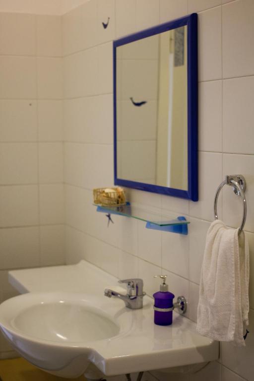 Двухместный (Двухместный номер с 2 отдельными кроватями и общей ванной комнатой) отеля Luci A San Siro, Милан