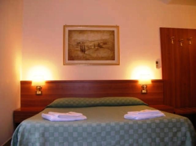 Двухместный (Двухместный номер с 1 кроватью или 2 отдельными кроватями и собственной ванной комнатой) отеля Emanuela B&B, Рим