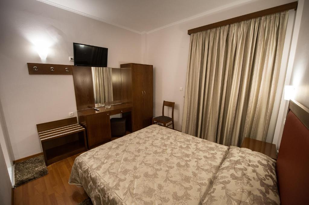 Двухместный (Двухместный с 1 кроватью или 2 отдельными кроватями и душем) отеля Hotel Olympos, Пиргос, Пелопонесс, Западная Греция и Ионния