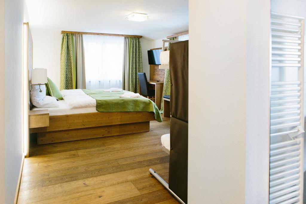Двухместный (Двухместный номер Делюкс с 1 кроватью) отеля Baeren Restaurant & Rooms, Андерматт