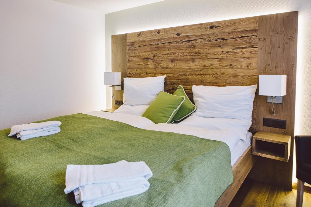 Двухместный (Улучшенный двухместный номер с 1 кроватью) отеля Baeren Restaurant & Rooms, Андерматт