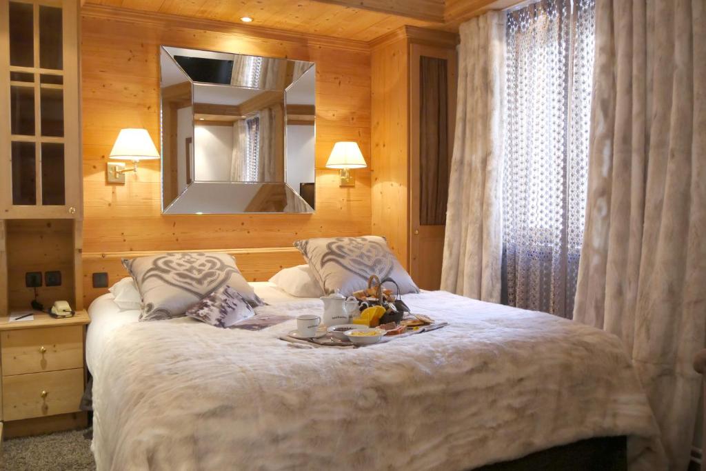 Двухместный (Стандартный двухместный номер с 1 кроватью и ванной — Вид на поселок) отеля Hotel Tsanteleina, Валь-дизер