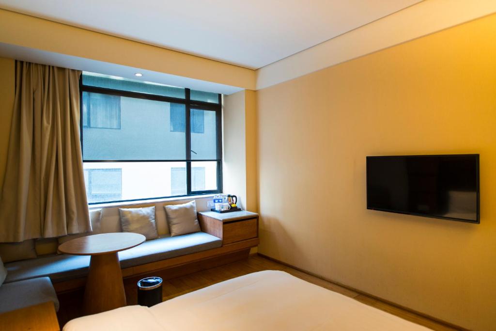 Двухместный (Для граждан материкового Китая - Улучшенный двухместный номер с 1 кроватью) отеля JI Hotel Shanghai Tiantong Road, Шанхай