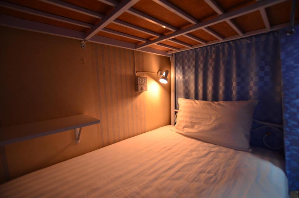 Номер (Спальное место на двухъярусной кровати в общем номере для мужчин и женщин) хостела Decordo Hostel, Бангкок