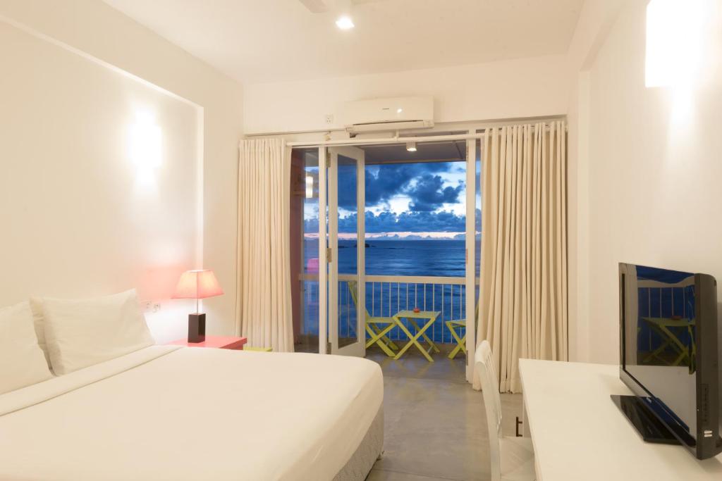 Двухместный (Двухместный номер Делюкс с 1 кроватью и видом на море) отеля Coral Rock by Bansei, Хиккадува