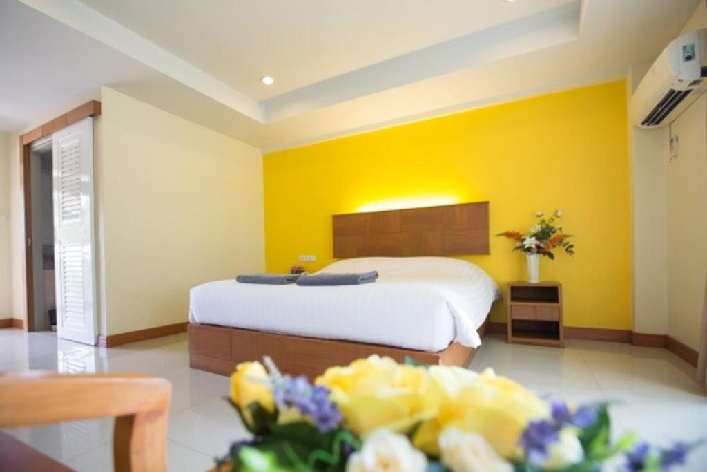 Двухместный (Улучшенный двухместный номер с 1 кроватью и балконом) отеля Twin Palms Resort, Паттайя
