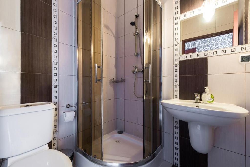 Двухместный (Двухместный номер с 2 отдельными кроватями и собственной ванной комнатой) семейного отеля Noclegi Komfort, Люблин