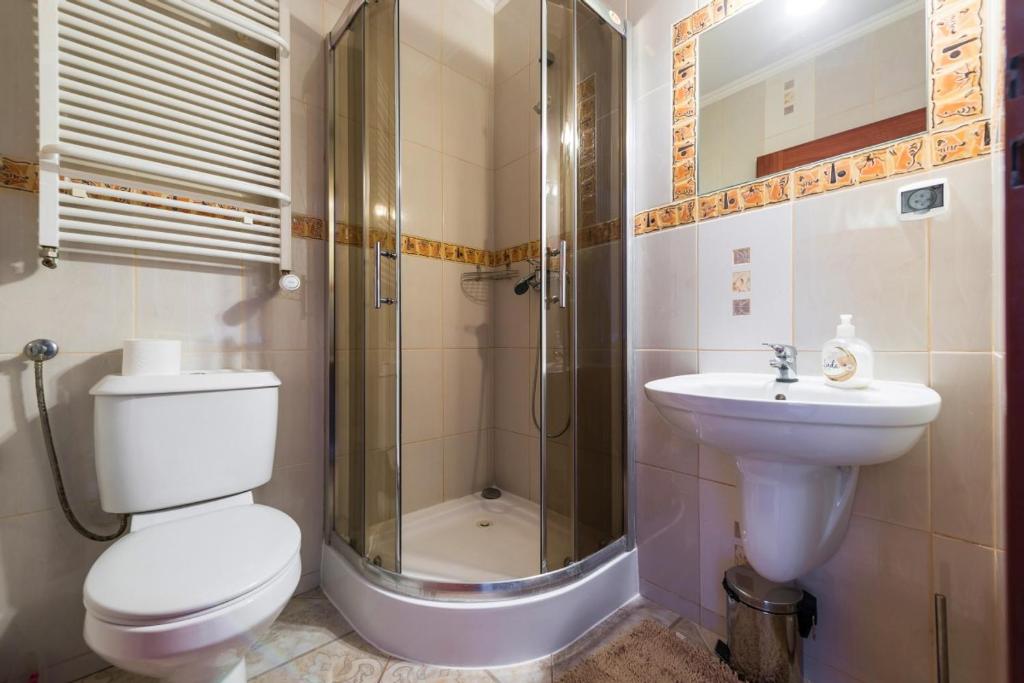 Четырехместный (Четырехместный номер с собственной ванной комнатой) семейного отеля Noclegi Komfort, Люблин