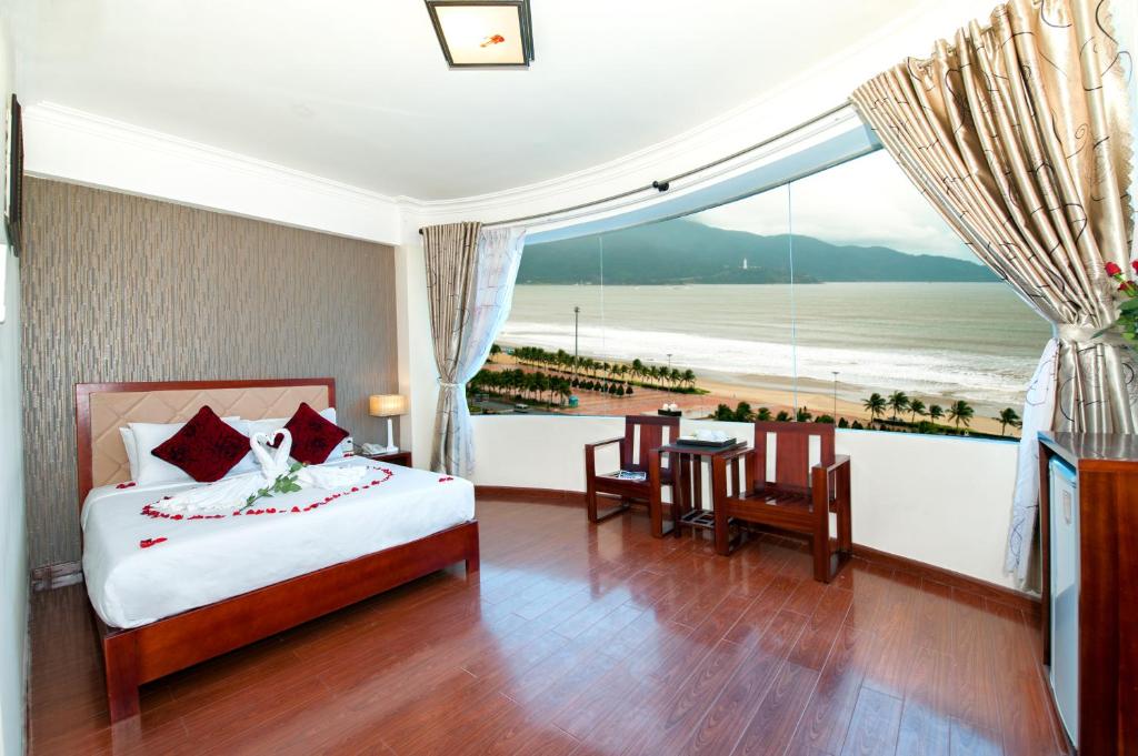 Двухместный (Двухместный номер Делюкс с 1 кроватью) отеля Beautiful Beach Hotel, Дананг
