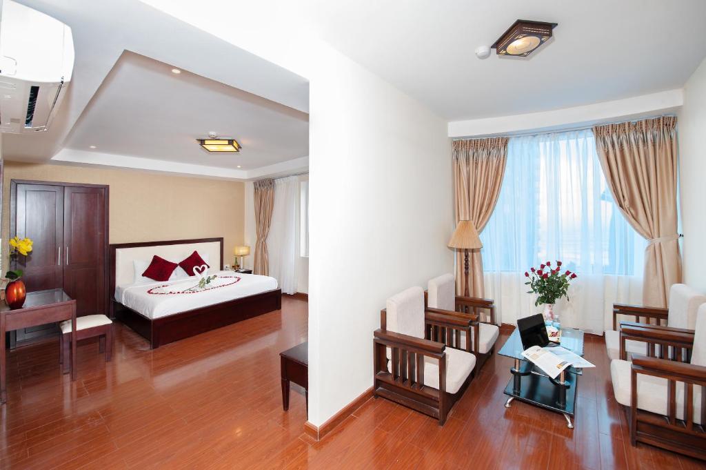 Сьюит (Двухместный люкс с видом на море) отеля Beautiful Beach Hotel, Дананг