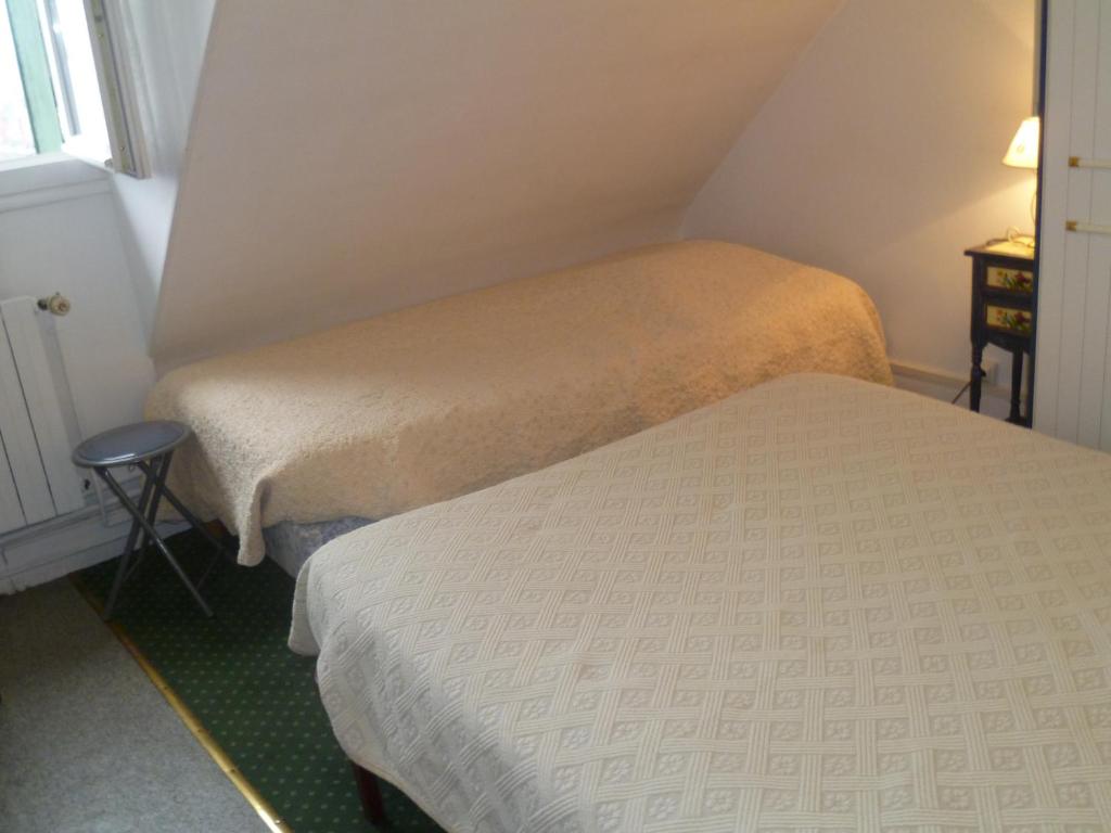 Трехместный (Triple Room with Shared Bathroom and Toilets) отеля Hôtel Beauséjour Nevers, Невер
