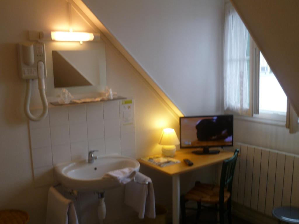 Трехместный (Triple Room with Shared Bathroom and Toilets), Hôtel Beauséjour Nevers